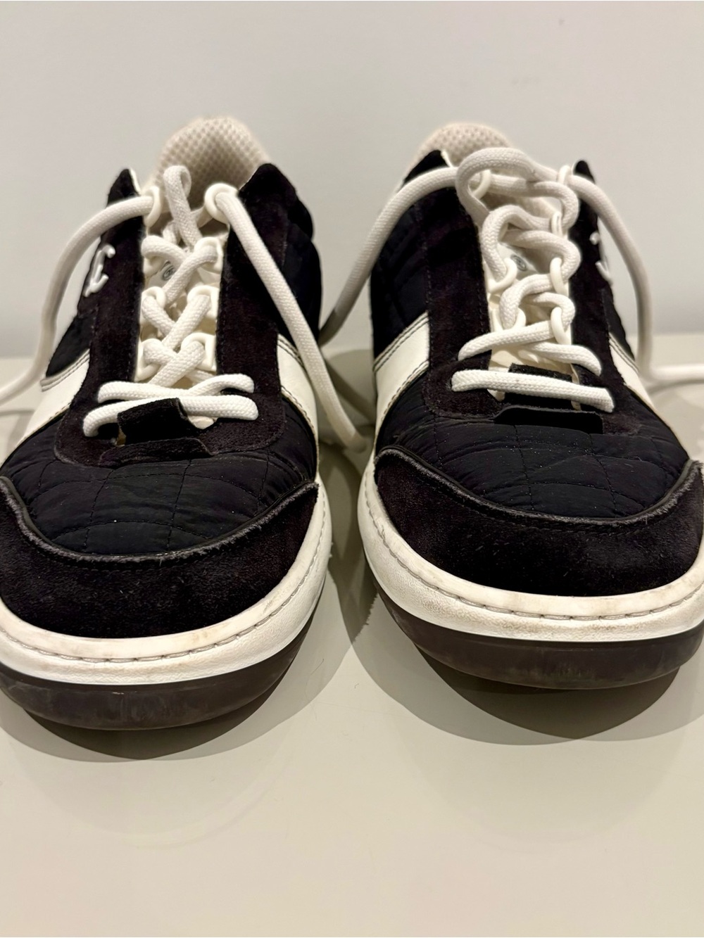 CHANEL Black and White Quilted Low-Top Sneakers - Picture 4 of 12